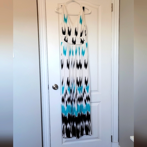 Maxi dress with pockets! - Picture 2 of 8